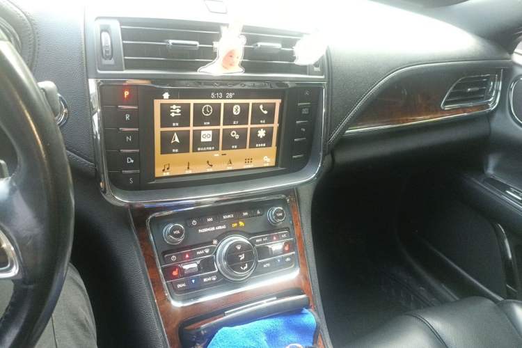 Used Lincoln Continental 2018 2.0T Two-Wheel Drive Deluxe Edition Audio And AC Panel