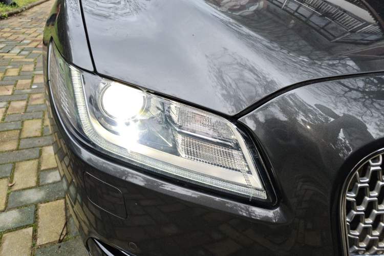Used Lincoln Continental 2018 2.0T Two-Wheel Drive Deluxe Edition Right Front Headlight