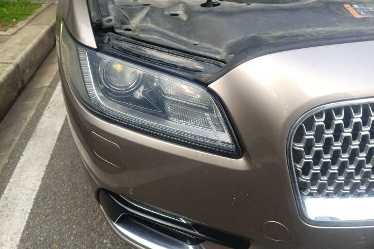 Used Lincoln Continental 2018 2.0T Two-Wheel Drive Deluxe Edition Right Front Headlight