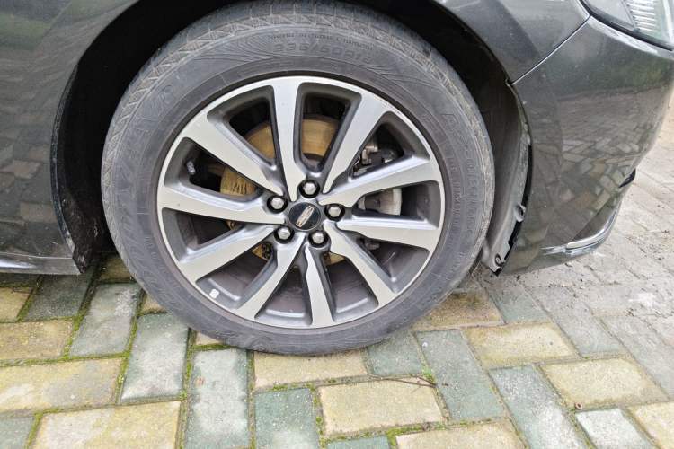 Used Lincoln Continental 2018 2.0T Two-Wheel Drive Deluxe Edition Right Front Wheel Hub