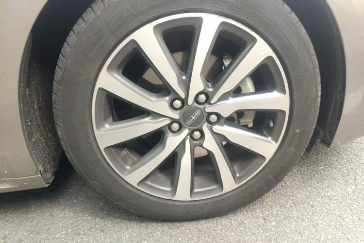 Used Lincoln Continental 2018 2.0T Two-Wheel Drive Deluxe Edition Right Front Wheel Hub