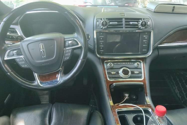 Used Lincoln Continental 2018 2.0T Two-Wheel Drive Luxury Edition Center Console