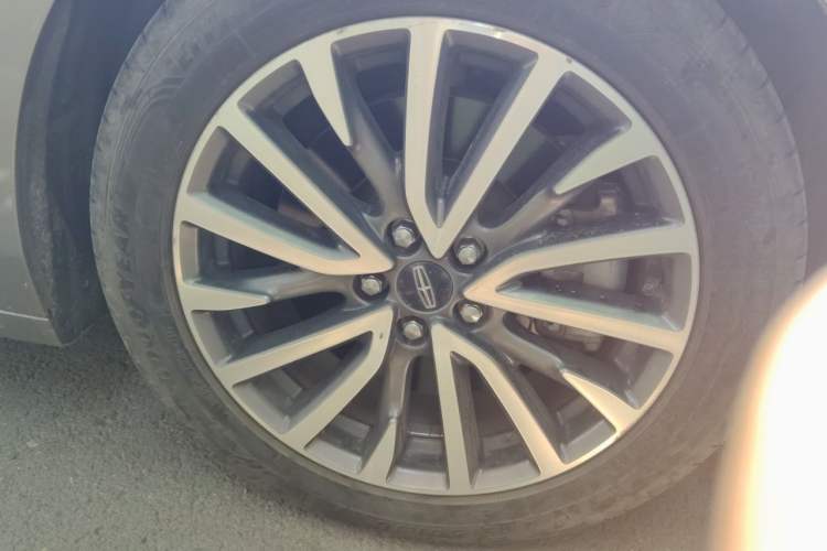 Used Lincoln Continental 2018 2.0T Two-Wheel Drive Luxury Edition Right Front Wheel Hub