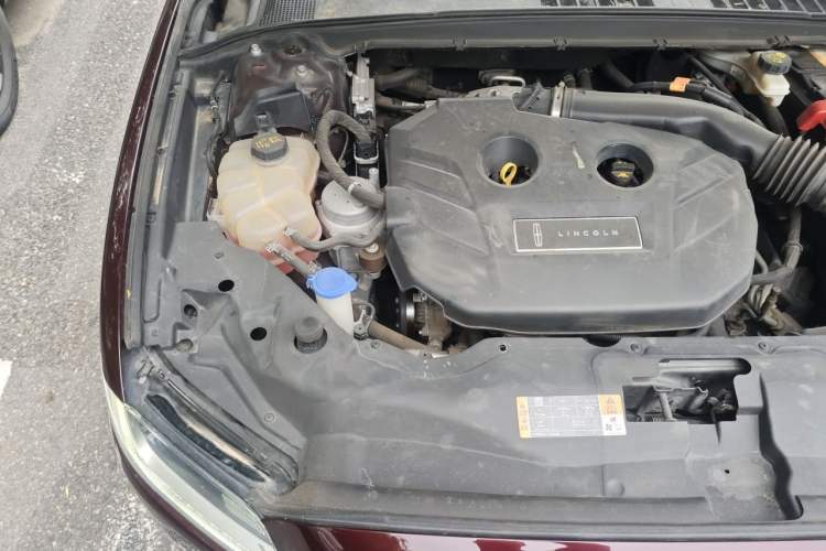 Used Lincoln Continental 2018 2.0T Two-Wheel Drive Deluxe Edition Engine Bay Right