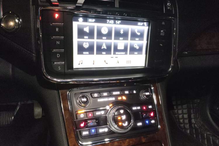 Used Lincoln Continental 2018 2.0T Two-Wheel Drive Deluxe Edition Audio And AC Panel