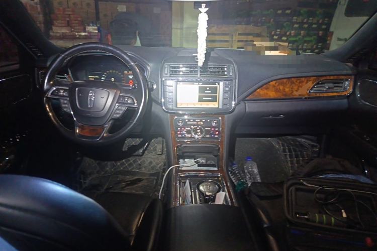 Used Lincoln Continental 2018 2.0T Two-Wheel Drive Deluxe Edition Center Console