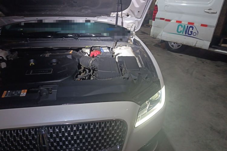 Used Lincoln Continental 2018 2.0T Two-Wheel Drive Deluxe Edition Engine Bay Left