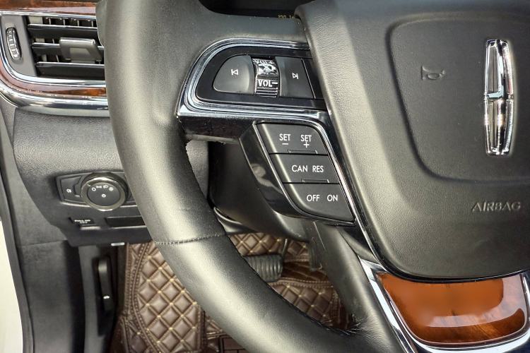 Used Lincoln Continental 2018 2.0T Two-Wheel Drive Deluxe Edition Interior 8