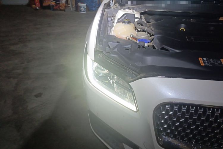 Used Lincoln Continental 2018 2.0T Two-Wheel Drive Deluxe Edition Right Front Headlight