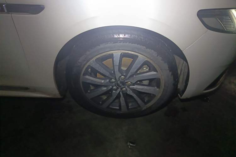Used Lincoln Continental 2018 2.0T Two-Wheel Drive Deluxe Edition Right Front Wheel Hub
