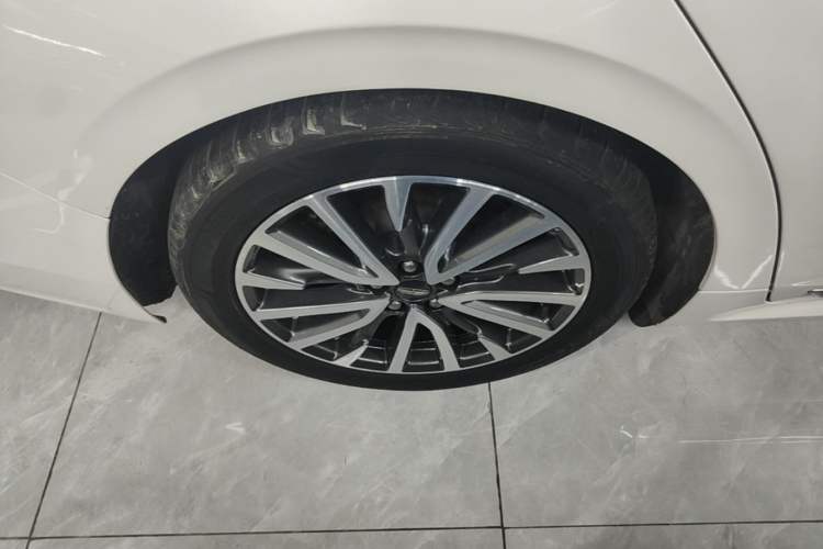 Used Lincoln Continental 2018 2.0T Two-Wheel Drive Luxury Edition Right Rear Wheel Hub