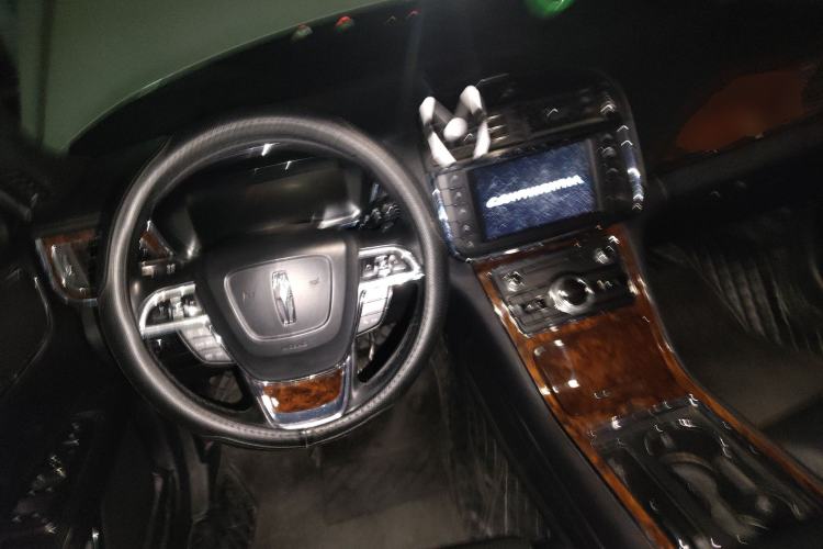 Used Lincoln Continental 2018 2.0T Two-Wheel Drive Deluxe Edition Steering Wheel