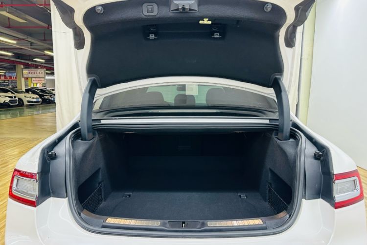 Used Lincoln Continental 2018 2.0T Two-Wheel Drive Deluxe Edition Trunk