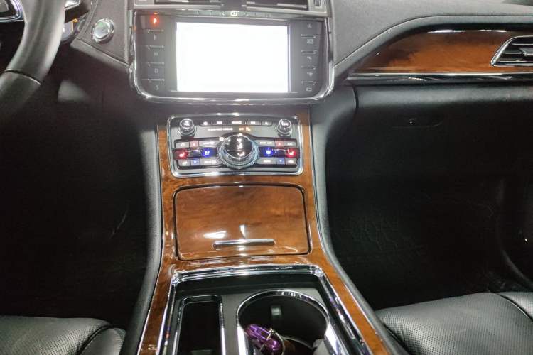 Used Lincoln Continental 2019 2.0T Two-Wheel Drive Prestige Version China VI Standard Audio And AC Panel
