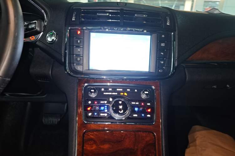 Used Lincoln Continental 2019 2.0T Two-Wheel Drive Prestige Version China VI Standard Audio And AC Panel