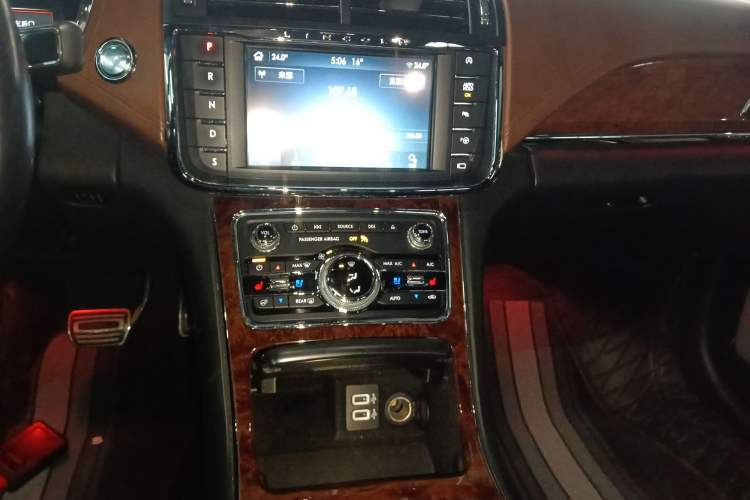 Used Lincoln Continental 2019 2.0T Two-Wheel Drive Prestige Version China VI Standard Audio And AC Panel