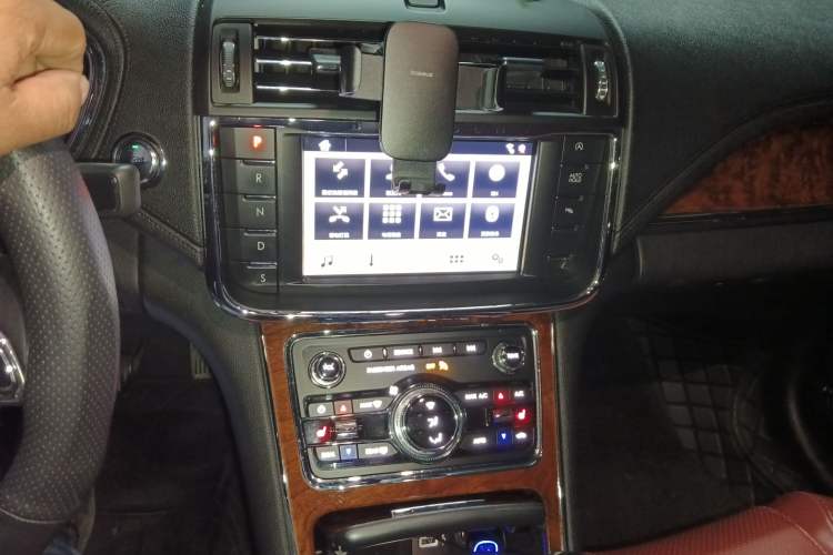 Used Lincoln Continental 2019 2.0T Two-Wheel Drive Luxury Edition China VI Standard Audio And AC Panel