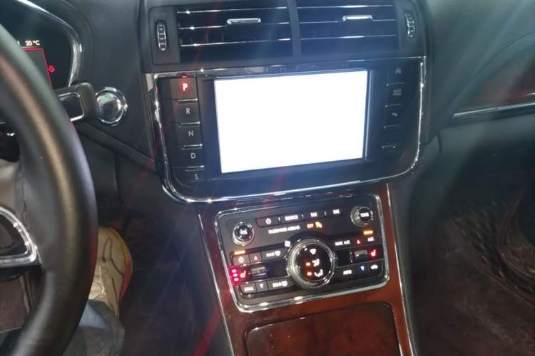 Used Lincoln Continental 2019 2.0T Two-Wheel Drive Luxury Edition China VI Standard Audio And AC Panel