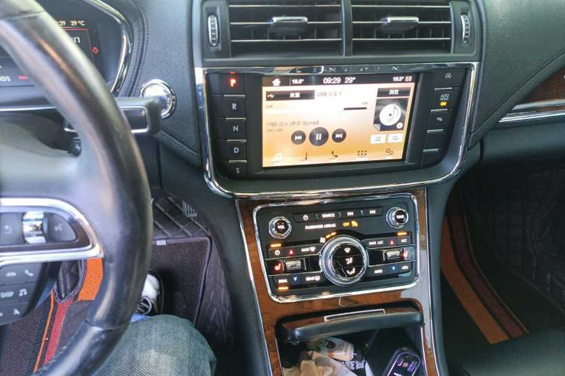 Used Lincoln Continental 2019 2.0T Two-Wheel Drive Luxury Edition China VI Standard Audio And AC Panel