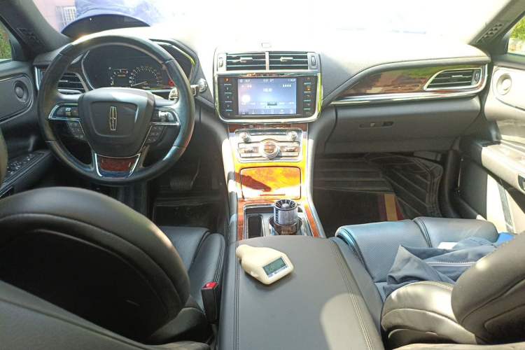 Used Lincoln Continental 2019 2.0T Two-Wheel Drive Prestige Version China VI Standard Center Console