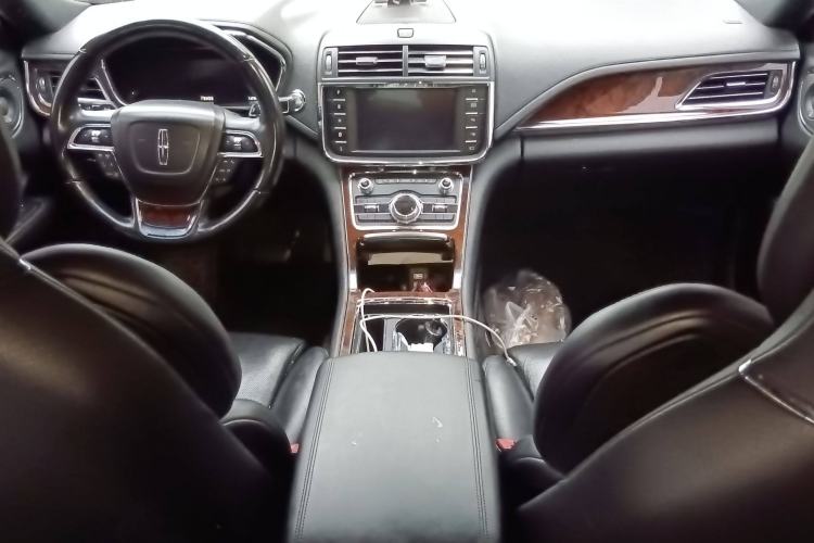 Used Lincoln Continental 2019 2.0T Two-Wheel Drive Prestige Version China VI Standard Center Console