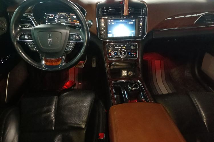Used Lincoln Continental 2019 2.0T Two-Wheel Drive Prestige Version China VI Standard Center Console