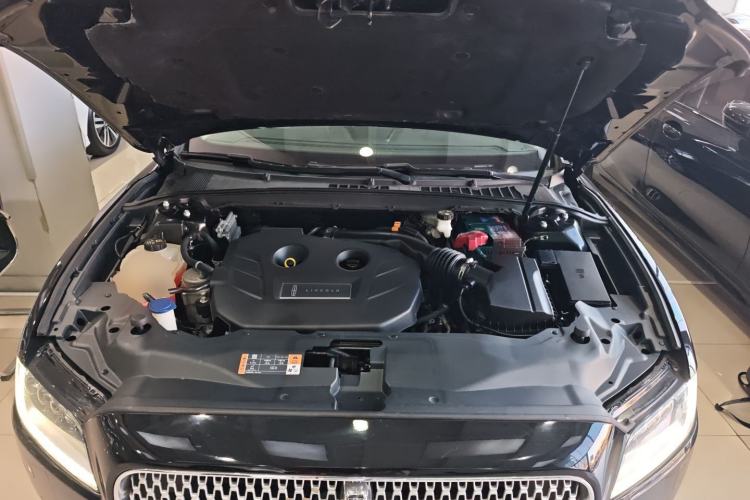 Used Lincoln Continental 2019 2.0T Two-Wheel Drive Luxury Edition China VI Standard Engine Bay