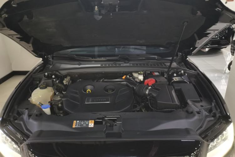 Used Lincoln Continental 2019 2.0T Two-Wheel Drive Prestige Version China VI Standard Engine Bay