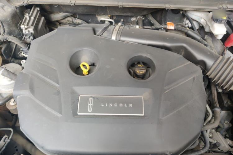 Used Lincoln Continental 2019 2.0T Two-Wheel Drive Luxury Edition China VI Standard Engine Bay