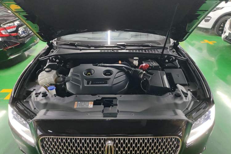 Used Lincoln Continental 2019 2.0T Two-Wheel Drive Prestige Version China VI Standard Engine Bay