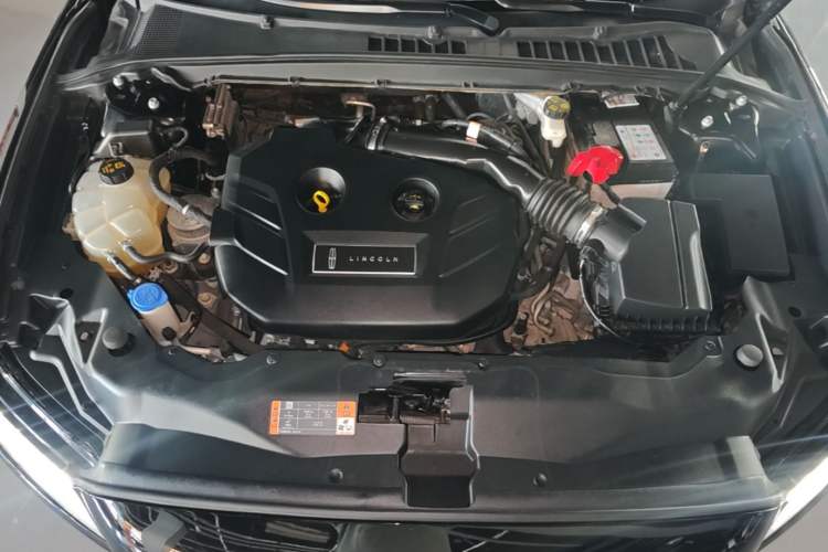 Used Lincoln Continental 2019 2.0T Two-Wheel Drive Prestige Version China VI Standard Engine Bay