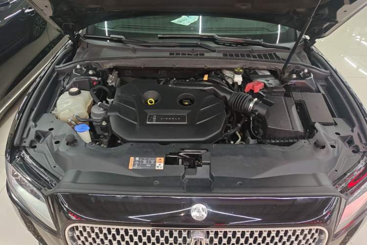 Used Lincoln Continental 2019 2.0T Two-Wheel Drive Luxury Edition China VI Standard Engine Bay