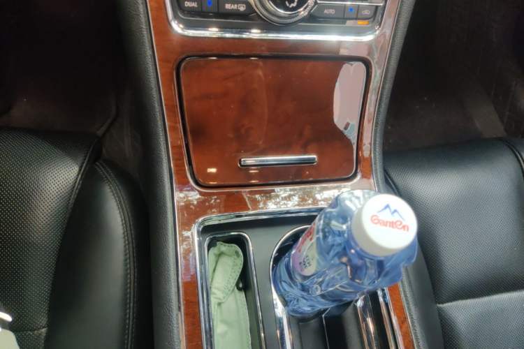 Used Lincoln Continental 2019 2.0T Two-Wheel Drive Luxury Edition China VI Standard Gear Lever