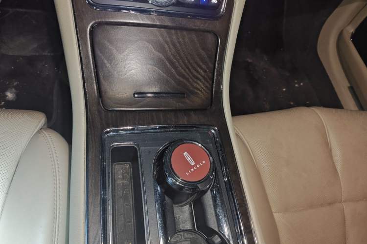 Used Lincoln Continental 2019 2.0T Two-Wheel Drive Luxury Edition China VI Standard Gear Lever