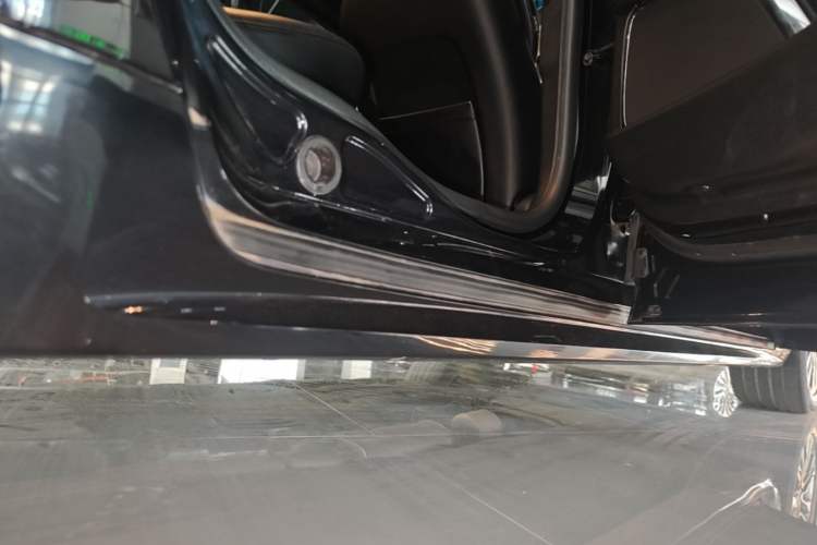 Used Lincoln Continental 2019 2.0T Two-Wheel Drive Prestige Version China VI Standard Right Side Sill