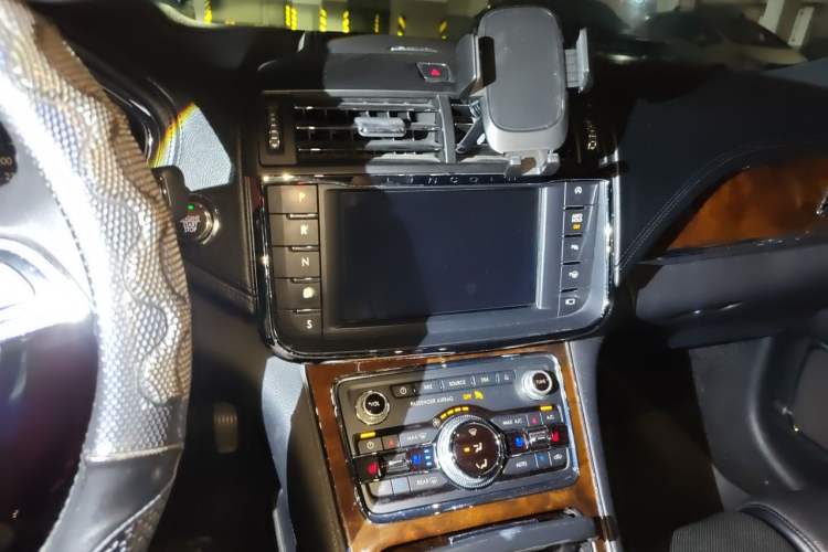 Used Lincoln Continental 2019 2.0T Two-Wheel Drive Prestige Version China VI Standard Audio And AC Panel