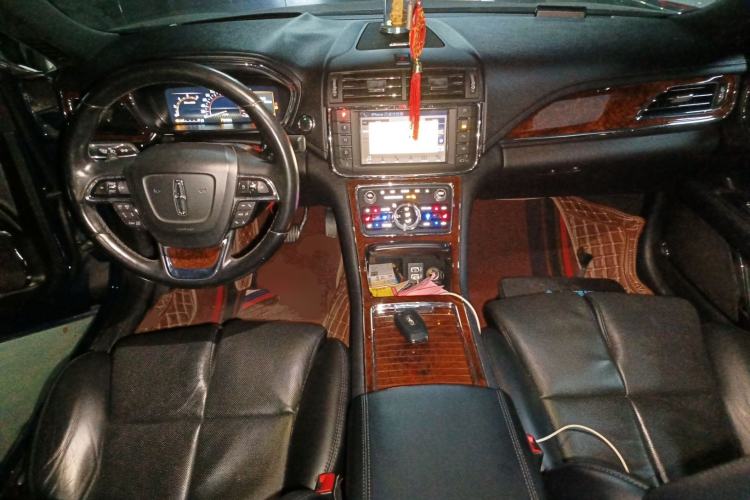Used Lincoln Continental 2019 2.0T Two-Wheel Drive Prestige Version China VI Standard Center Console