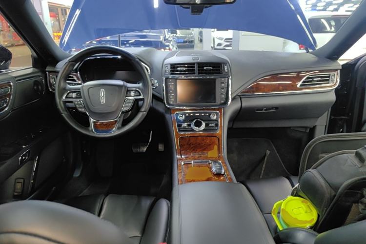 Used Lincoln Continental 2019 2.0T Two-Wheel Drive Prestige Version China VI Standard Center Console