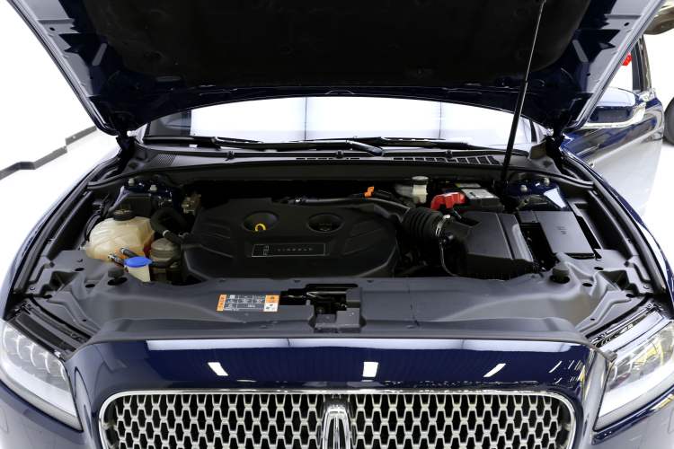 Used Lincoln Continental 2019 2.0T Two-Wheel Drive Prestige Version China VI Standard Engine Bay