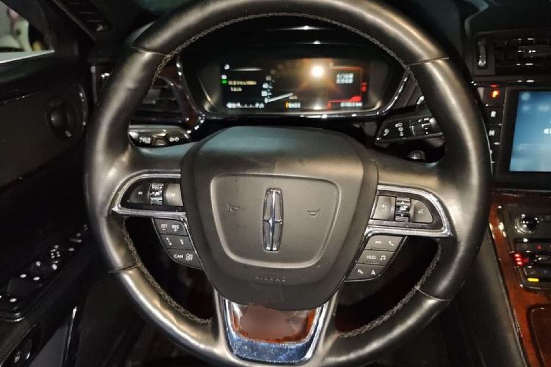 Used Lincoln Continental 2019 2.0T Two-Wheel Drive Prestige Version China VI Standard Steering Wheel