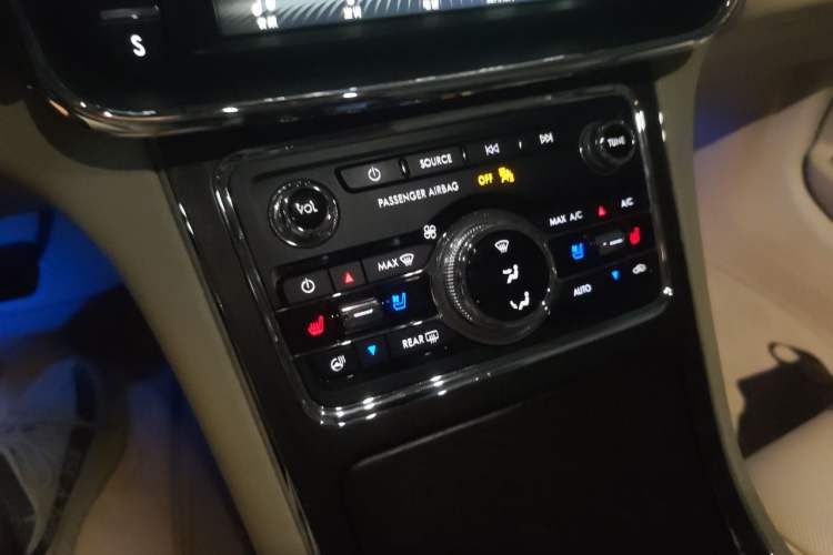 Used Lincoln Continental 2019 2.0T Two-Wheel Drive Luxury Edition China VI Standard Gear Lever