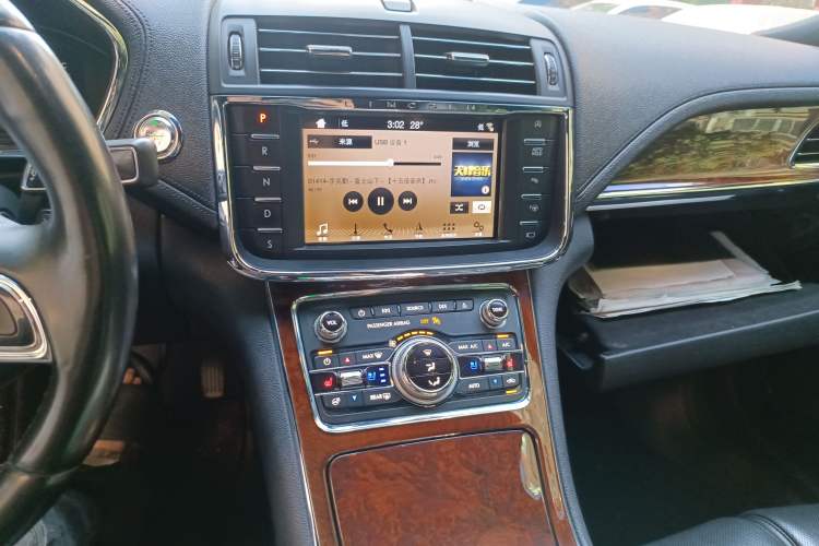Used Lincoln Continental 2019 2.0T Two-Wheel Drive Prestige Version China VI Standard Audio And AC Panel