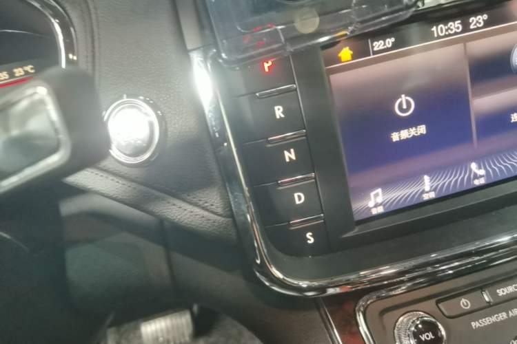 Used Lincoln Continental 2019 2.0T Two-Wheel Drive Luxury Edition China VI Standard Gear Lever