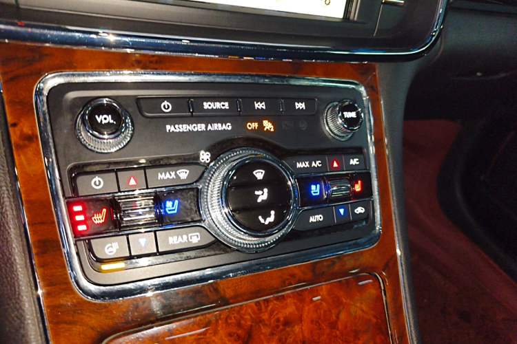 Used Lincoln Continental 2019 2.0T Two-Wheel Drive Luxury Edition China VI Standard Audio And AC Panel