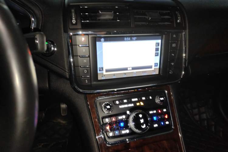 Used Lincoln Continental 2019 2.0T Two-Wheel Drive Prestige Version China VI Standard Audio And AC Panel