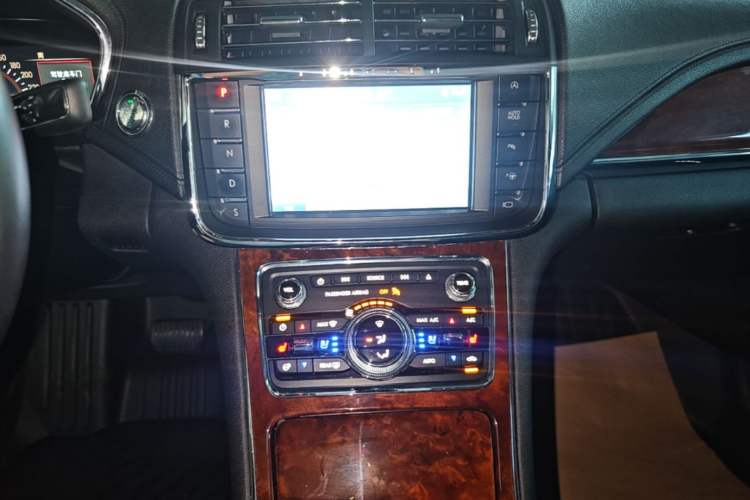 Used Lincoln Continental 2019 2.0T Two-Wheel Drive Prestige Version China VI Standard Audio And AC Panel
