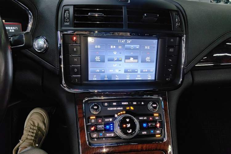 Used Lincoln Continental 2019 2.0T Two-Wheel Drive Prestige Version China VI Standard Audio And AC Panel