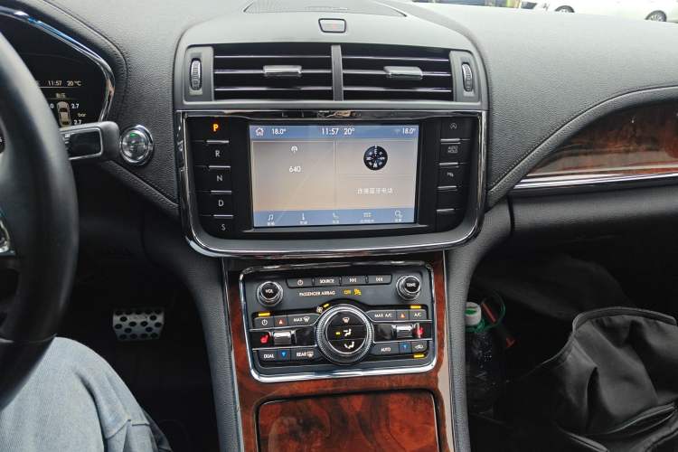 Used Lincoln Continental 2019 2.0T Two-Wheel Drive Luxury Edition China VI Standard Audio And AC Panel