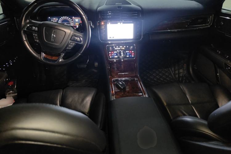 Used Lincoln Continental 2019 2.0T Two-Wheel Drive Prestige Version China VI Standard Center Console