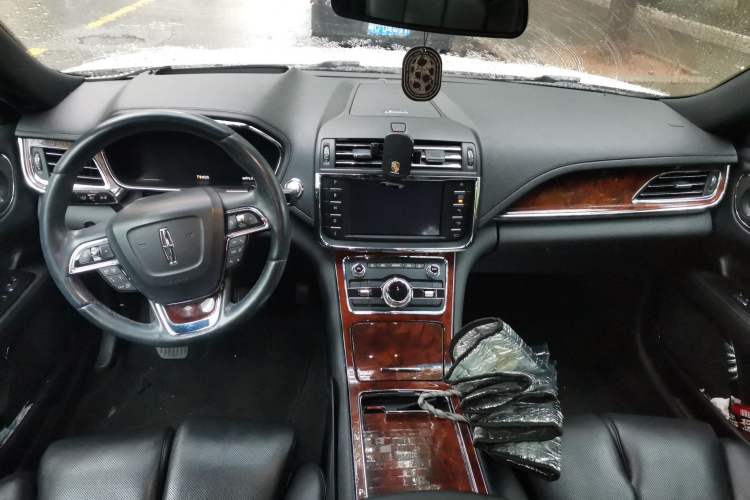 Used Lincoln Continental 2019 2.0T Two-Wheel Drive Prestige Version China VI Standard Center Console